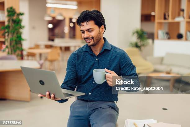 Elearning Stock Investment Training Stock Photo - Download Image Now - Small Business, Leadership, Tutor