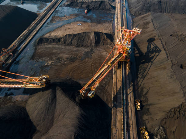 istock Transport machinery in operation at the coal port 1475677044