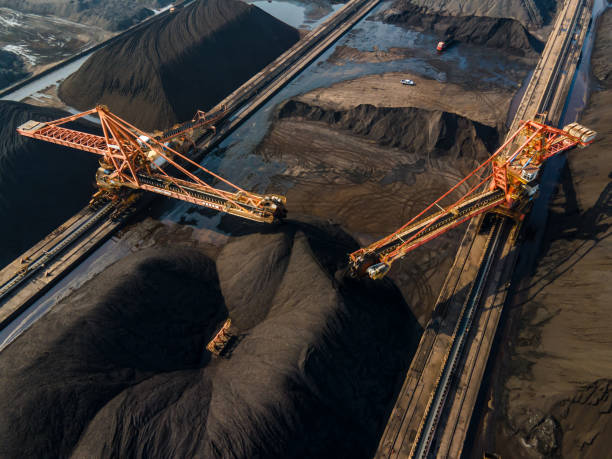 istock Transport machinery in operation at the coal port 1475677045