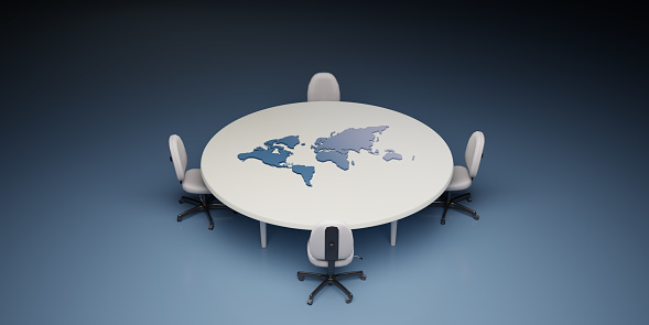 Mesa y sillas de conferencias con el mapa del mundo en la pizarra. Concepto de política internacional, photo