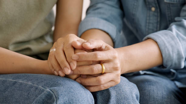 Middle aged asia people old mom holding hands trust comfort help young woman talk crying stress relief at home. Mum as friend love care hold hand adult child feel pain sad worry of life crisis issues. asia de mediana edad personas anciana mamá tomada de la mano confianza comodidad ayudar a la mujer joven a hablar llorando alivio del estrés en casa. mamá como amiga amor cuidado tomar de la mano hijo adulto sentir dolor triste preocupación de problema