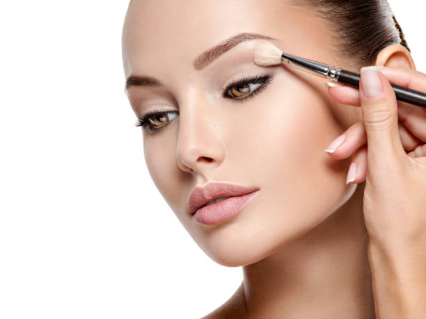 istock Beautiful woman applying eyeshadow use makeup brush 1475686588