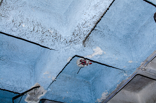 Aislamiento de amianto azul en techo de gofres. photo