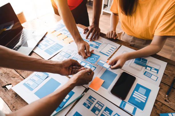 close up ux developer y ui designer brainstorming about mobile app interface wireframe design at modern office. agencia creativa de desarrollo digital - webdesign fotografías e imágenes de stock