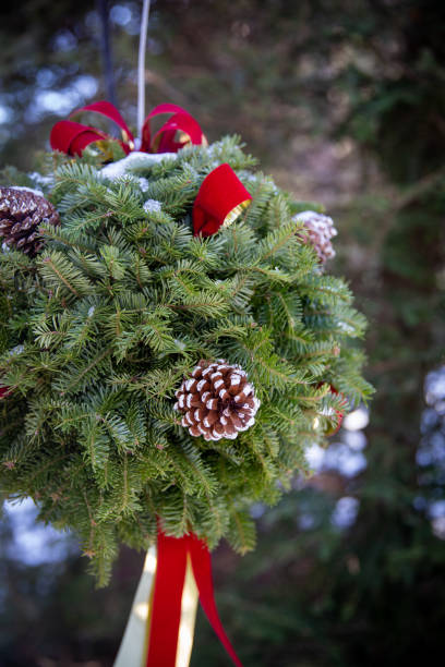 istock Holiday Kissing Ball 1475718402