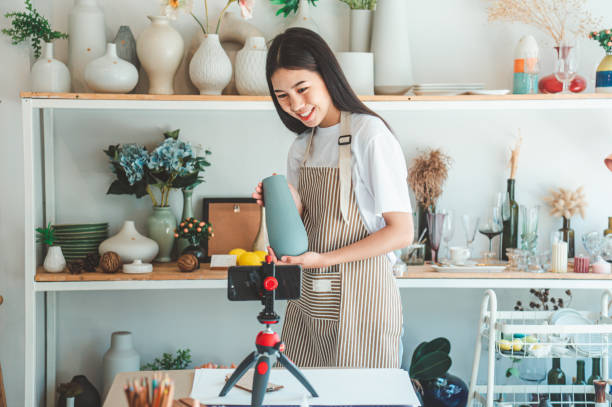 Small business owners are live streaming. Sell products to customers who come to see to buy and take orders. Check out the orders that customers order from online retailers - online shopping. los propietarios de pequeñas empresas están transmitiendo en vivo. vender productos a los clientes que vienen a ver para comprar y tomar pedidos. echa un vistazo a los pedidos que los clientes piden a los minoristas en línea: compras en línea.