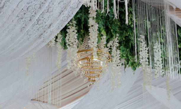 Elegant Beauty: White-themed Wedding Decoration Combined with Lush Greenery