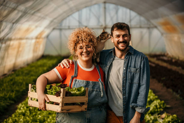 benvenuti nella nostra vita contadina - women large build gardening outdoors foto e immagini stock