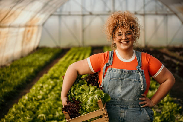 adoro coltivare con il mio cibo - women large build gardening outdoors foto e immagini stock