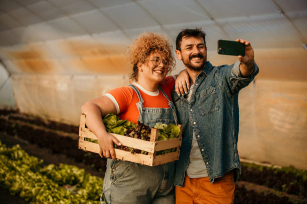 生産的な一日のための自分撮り - women large build gardening outdoors ストックフォトと画像