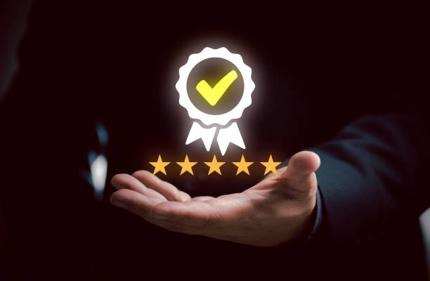 The concept of customer satisfaction rating. Businesspeople give it a full five-star rating in the poll. Satisfaction feedback score for service, banking, industry, restaurant, telecommunication. el concepto de calificación de satisfacción del cliente. los empresarios le dan una calificación completa de cinco estrellas en la encuesta. puntuación de retroalimentación de satisfacción para servicio, banca, industria, restaurante, telecomunicacio