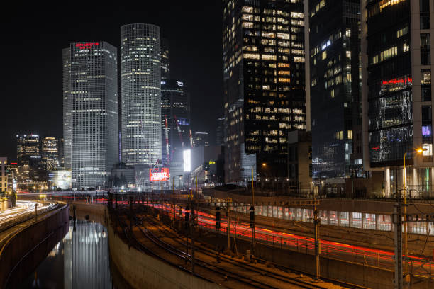 vista notturna sui grattacieli di tel aviv - ayalon freeway foto e immagini stock