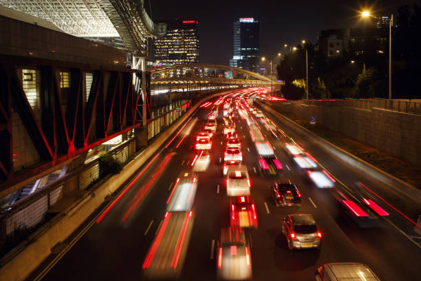 vista da rodovia ayalon em tel aviv, israel. trilhas coloridas de luz - tel aviv israel skyline traffic - fotografias e filmes do acervo