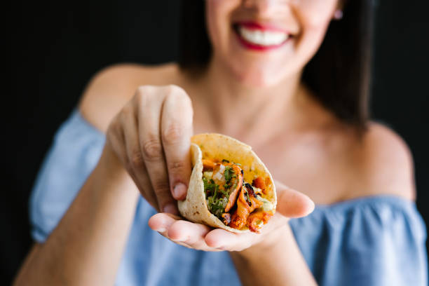 donna messicana che mangia tacos al pastore, cibo messicano in messico america latina - cucina messicana foto e immagini stock