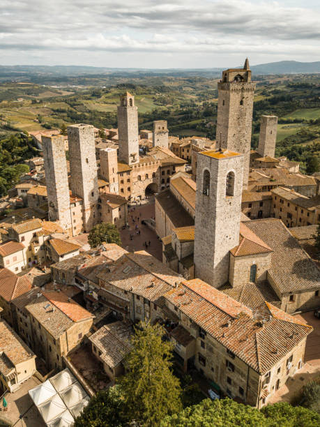 siente que volvimos a tiempo - san gimignano fotografías e imágenes de stock