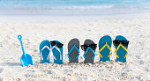 drei-paar-flip-flops-am-strand-vor-dem-hintergrund-des-ozeans-auf-den-malediven-familienurlaub.jpg?b=1&s=170x170&k=20&c=_x_u-wqiAqfScCiQGWRGITYbVk1hj5UrkUhzG-oMlJI=