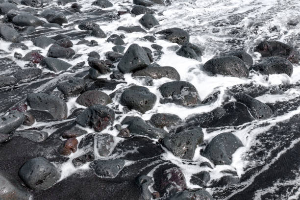 istock View of Hawaii's Volcanic Coastline at High Tide 1475782652