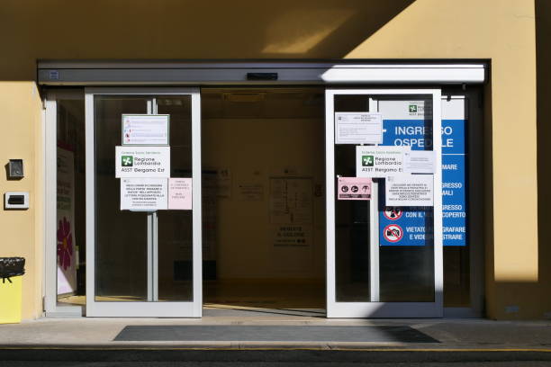 alzano lombardo hospital, where in 2020 the contagion spread quickly and became the symbol of the beginning of the pandemic - travel healthcare and medicine emergency services urgency imagens e fotografias de stock