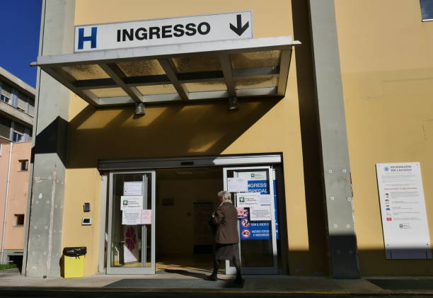 alzano lombardo hospital, where in 2020 the contagion spread quickly and became the symbol of the beginning of the pandemic - travel healthcare and medicine emergency services urgency imagens e fotografias de stock