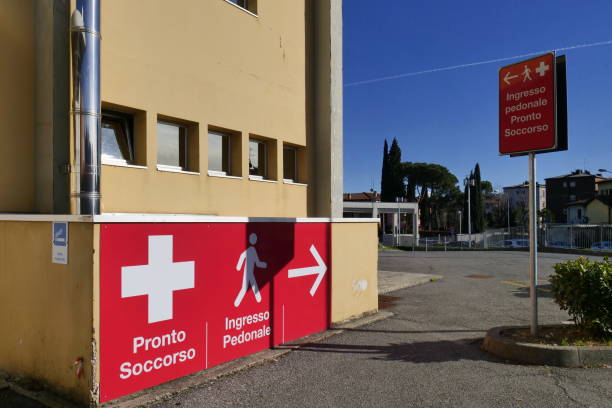 alzano lombardo hospital, where in 2020 the contagion spread quickly and became the symbol of the beginning of the pandemic - travel healthcare and medicine emergency services urgency imagens e fotografias de stock