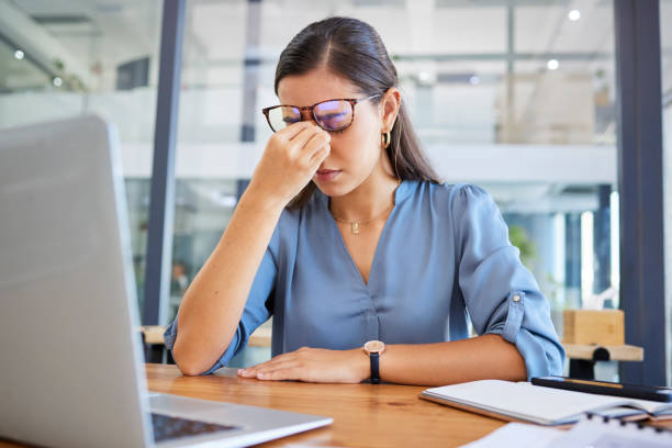 Stresskopfschmerzen, Burnout und Frau im Büro überfordert mit Arbeitsbelastung am Schreibtisch mit Laptop. Frustrierte, überarbeitete und müde Frau mit Computer beim Start, Angst vor Termindruck – Foto