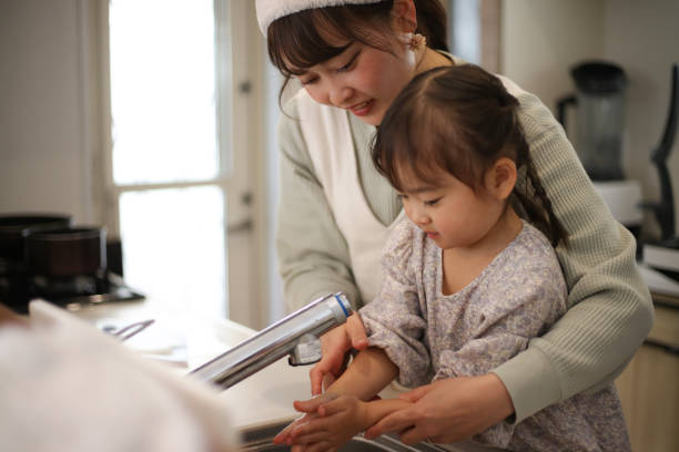 istock Parent and child to wash hands 1475810535