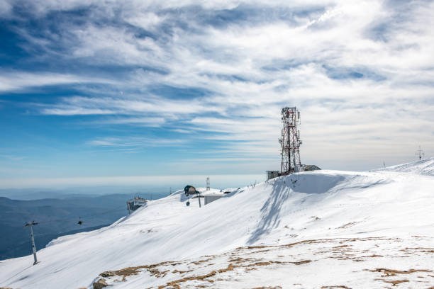 téléphérique sur les montagnes bucegi - sinaia photos et images de collection