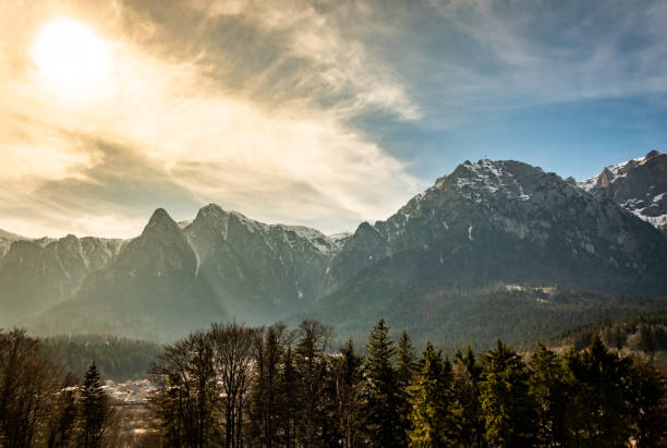 las montañas bucegi en rumania - sinaia fotografías e imágenes de stock