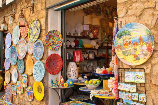 Typical italian ceramic  and souvenir shop in Ravello Ravello, Amalfi coast, Campania, South Italy -  25.3.2022 Typical italian ceramic  and souvenir shop ravello stock pictures, royalty-free photos & images