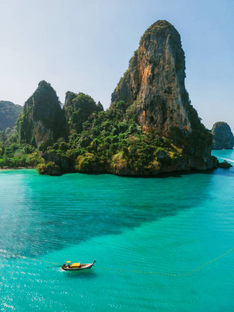 letecký pohled na jachtu poblíž pláže railey v thajsku - ko samui - stock snímky, obrázky a fotky
