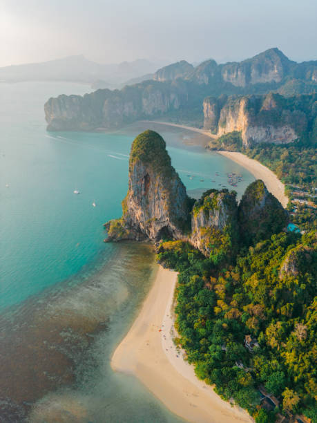 vista aérea de la playa de railey en la provincia de krabi, tailandia - travel luxury aerial view beach fotografías e imágenes de stock