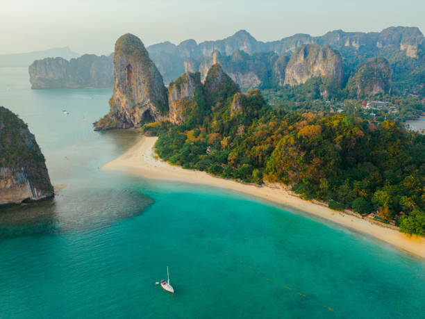 vista aérea del yate cerca de la playa de railey en tailandia - phi phi islands fotografías e imágenes de stock