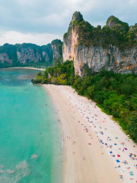 タイ、クラビ県のライリービーチの空撮 - thailand beach longtail boat cliff ストックフォトと画像