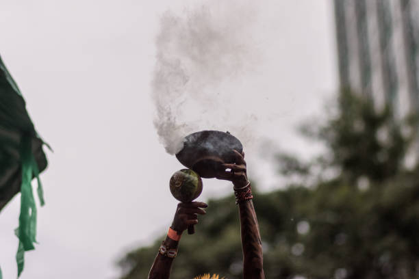 ritual de iniciación de una manzana de carnaval, se utiliza "palo santo" - axe fotografías e imágenes de stock