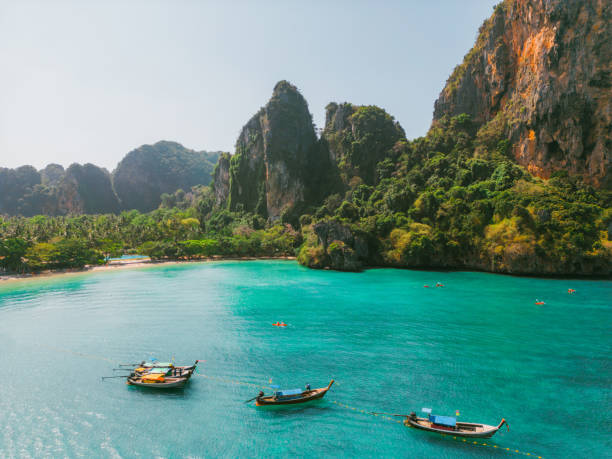 牧歌的なビーチ近くのシーカヤックの空撮 - phuket province ストックフォトと画像