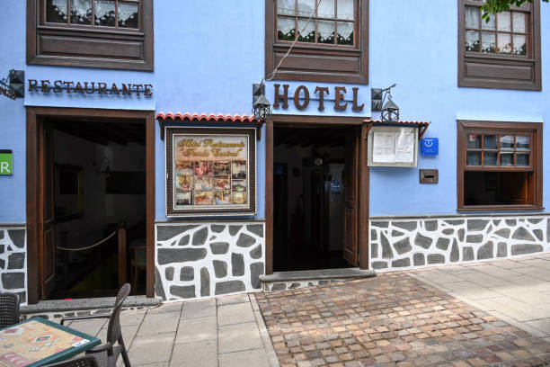 il ristorante hotel fonda central in calle grande ad adeje, provincia di santa cruz de tenerife. - boulevard mansion road grounds foto e immagini stock