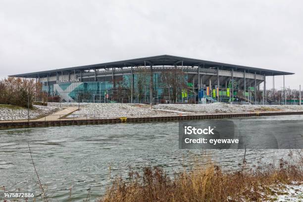 Estadio De Fútbol Volkswagen Arena En Wolfsburg Foto de stock y más banco de imágenes de Aire libre - Aire libre, Alemania, Arquitectura exterior