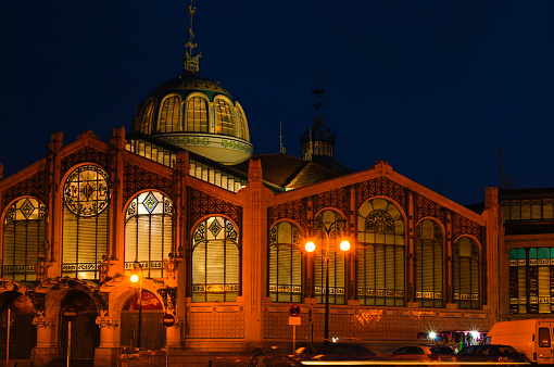 バレンシアの旧市街市場の夜の風景バレンシアのメルカドセントラルまたはセントラルマーケットはヨーロッパで最も古いものの1つです有名な観光地と