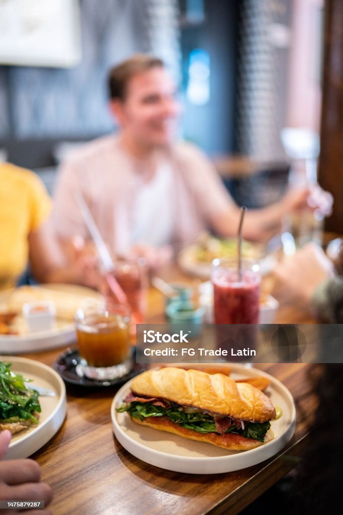 Plato de sándwich de baguette - Foto de stock de Adulto joven libre de derechos Plato de sándwich de baguette - Foto de stock de Adulto joven libre de derechos