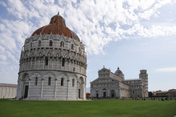 ミラコリ広場の洗礼堂とピサ大聖堂 - トスカーナ - pisa baptistery ストックフォトと画像