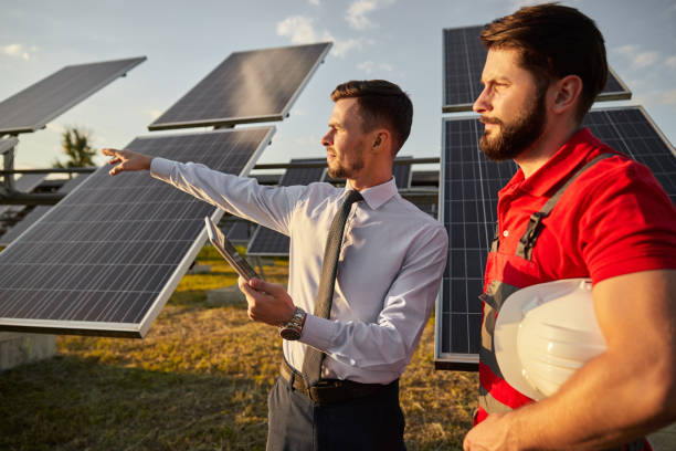istock Entrepreneur with tablet explaining solar power project to contractor 1475881828