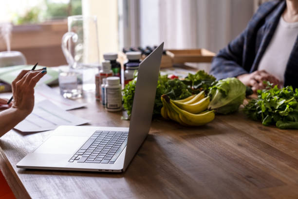 istock nutritionist giving advice on proper nutrition 1475883853