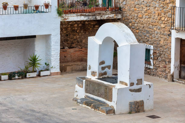 istock Exploring the ancient well, Pou del Ravalet in Oropesa del Mar 1475885395