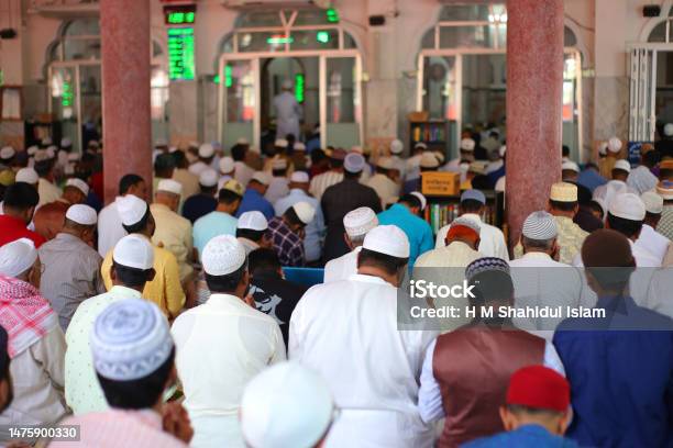 Umat Islam Sedang Melaksanakan Shalat Jumat Kudus Foto Stok - Unduh Gambar Sekarang - Salat jumat, Hanya pria, Laki-laki