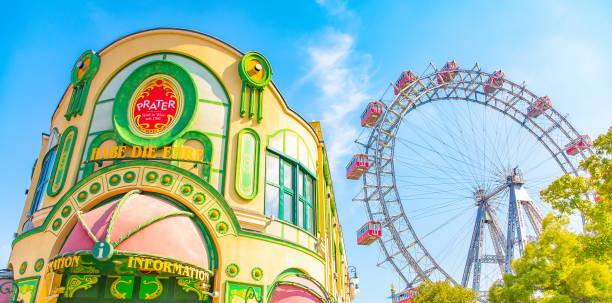 parc d’attractions prater dans la ville de vienne, grande roue wiener riesenrad sur fond - wiener wurstelprater photos et images de collection