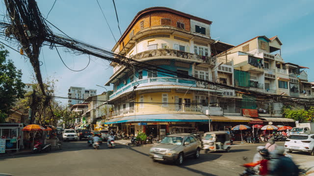 Street corner with traffic in Phnom Penh, Cambodia - Time Lapse
