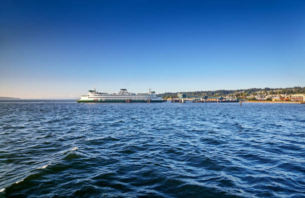 Afternoon ferry arrival Washington State ferry arrives at the Edmonds dock late on a sunny Summer afternoon edmonds stock pictures, royalty-free photos & images