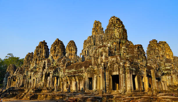 bayon temple in cambodia - wat angkor thom imagens e fotografias de stock