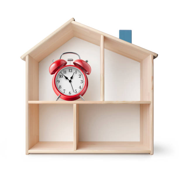 赤い目覚まし時計付きの木造モデルハウス