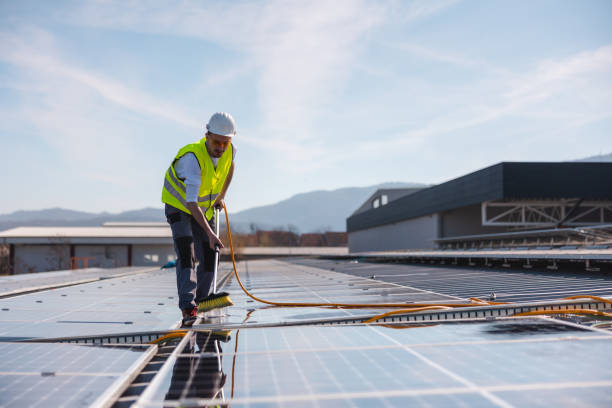istock Young male worker cleaning solar panels 1475997916